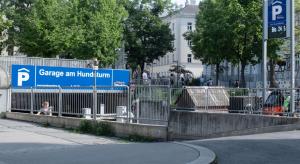 a fence with a sign in front of a building at Zentrales Apartment mit Balkon in Vienna