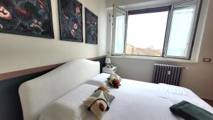 A bed or beds in a room at La Milanese, Appartamento Moderno con Balcone - Metro Isola a 2 min