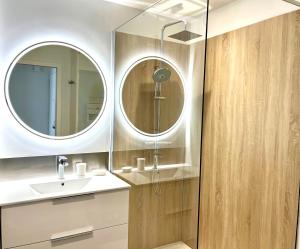 Kúpeľňa v ubytovaní Appartement refait à neuf - Superbe vue Grande Plage des Sables - 2 pers