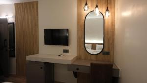 TV a/nebo společenská místnost v ubytování Aktas Hotel