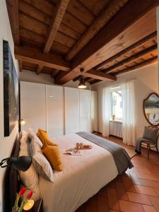 ein Schlafzimmer mit einem großen weißen Bett mit gelben Kissen in der Unterkunft CASA DI MILO in Cernobbio