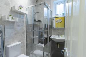 Ένα μπάνιο στο Open Mind Property - Hot Tub, 5 Bedroom & Free Parking