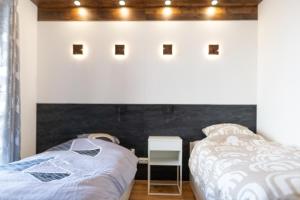 2 nebeneinander sitzende Betten in einem Schlafzimmer in der Unterkunft High-end apartment 6 people capacity - Haut Combloux in Cordon
