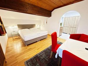 - une chambre avec un lit, une table et une chaise dans l'établissement Erlebnishaus Spiess, à Feldkirchen in Kärnten