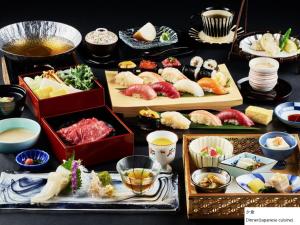 une table recouverte de plateaux de sushis et d'autres aliments dans l'établissement La Vista Hakodate Bay Annex, à Hakodate