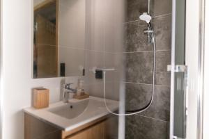 ein Bad mit einer Dusche und einem Waschbecken in der Unterkunft High-end apartment 6 people capacity - Haut Combloux in Cordon