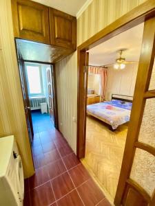 - une chambre avec un lit dans l'établissement Апартаменти поруч з метро Лівобережна та МВЦ, à Kiev