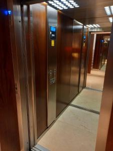 una fila de puertas de ascensor en un edificio en Apartment with an Amazing View en Gdansk