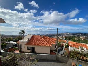 een uitzicht vanaf het dak van een huis bij Casa de Feria do Livramento in Funchal