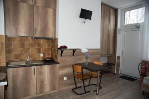 Virtuvė arba virtuvėlė apgyvendinimo įstaigoje Noclegi "Poza Szlakiem"