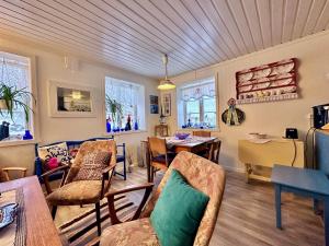 uma sala de estar com um sofá, cadeiras e uma mesa em Kleivan Cabin Lofoten em Kvalnes