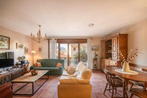 una sala de estar con un sofá y una mesa en Vivienda Vacacional Eltxok, en Llanes