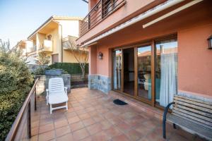 un patio con dos sillas y un banco en Vivienda Vacacional Eltxok, en Llanes