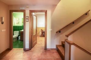 un pasillo con una escalera que conduce a un baño en Vivienda Vacacional Eltxok, en Llanes 37 fotos más