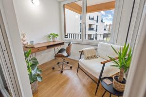 アウクスブルクにあるma suite - cozy apartment 2P - best location - private Parkingのデスクと椅子、窓のあるオフィス