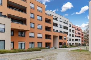 uma imagem de um edifício de apartamentos em ma suite - cozy apartment 2P - best location - private Parking em Augsburg