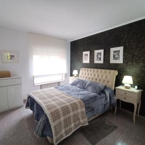 una camera da letto con un letto con una coperta e una finestra di Tu Apartamento Ideal a Ponferrada
