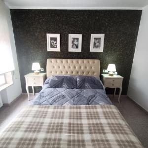una camera da letto con un grande letto con due comodini di Tu Apartamento Ideal a Ponferrada