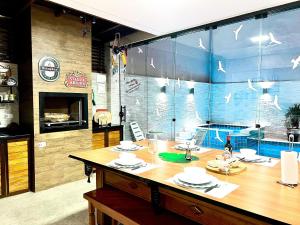 a restaurant with a table with birds on the window at Piscina com ofurô/Churrasqueira/Sinuca e Ping Pong in Caraguatatuba +52 photos