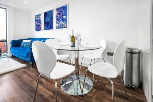 sala de estar con mesa y sillas blancas en Luxury Birmingham City Centre Apartment - Top Rated - 318H, en Birmingham