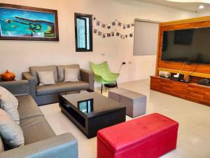 馬公市的住宿－海天之戀民宿 ，带沙发和平面电视的客厅