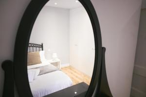 Postel nebo postele na pokoji v ubytování For You Rentals Apartment TEMPORAL Madrid Cava Baja-La Latina CAB36