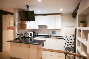 Kuchyň nebo kuchyňský kout v ubytování For You Rentals Apartment TEMPORAL Madrid Cava Baja-La Latina CAB36