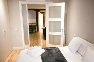 Postel nebo postele na pokoji v ubytování For You Rentals Apartment TEMPORAL Madrid Cava Baja-La Latina CAB36