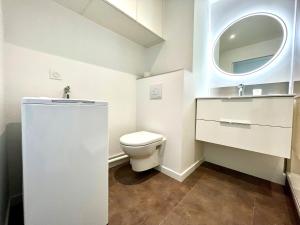 Kúpeľňa v ubytovaní Appartement refait à neuf - Superbe vue Grande Plage des Sables - 2 pers