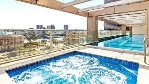 une piscine sur le toit d'un bâtiment dans l'établissement Brisbane Casino Tower Luxury Suites, à Brisbane