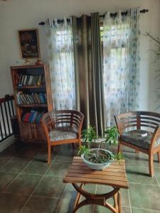- un salon avec deux chaises et une table dans l'établissement Mellows Home, à Horana