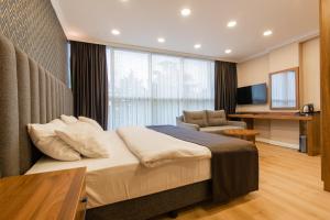 TV a/nebo společenská místnost v ubytování EÖB TAKSİM HOTEL