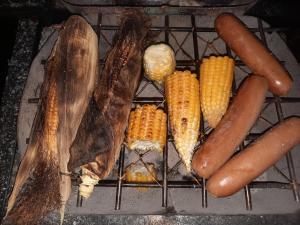 - un grill avec du maïs et d'autres aliments dans l'établissement Mellows Home, à Horana