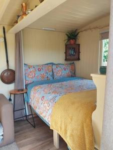 ein Schlafzimmer mit einem Bett in einem kleinen Zimmer in der Unterkunft The Humble Hut in Wooler