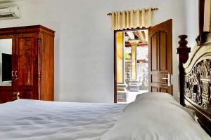Кровать или кровати в номере Tebluess Guesthouse Gianyar RedPartner