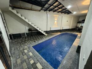 widok na duży niebieski basen w budynku w obiekcie “ABS” Hi-Tech House w mieście Solnechnyy