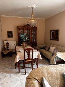 Posezení v ubytování 100 square metres Trikala apartment half an hour from Meteora