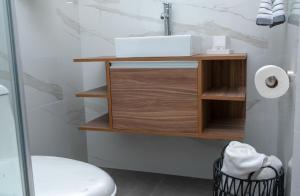 een badkamer met een wastafel en een toilet in een kamer bij Casa Alegria in Miravalle