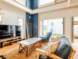 sala de estar con sofá y mesa en AMAZING LIFESTYLE GLAMPING HOTEL - Vacation STAY 44057v, en Nagahama