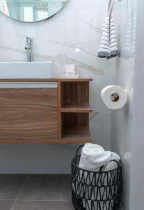 een badkamer met een wastafel en een spiegel bij Casa Alegria in Miravalle