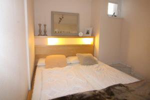 een kleine slaapkamer met een bed met een spiegel bij Ferienwohnung 110 in Niendorf an der Ostsee in Niendorf