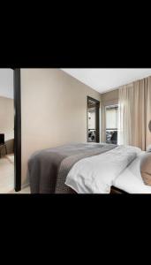 Uma cama ou camas num quarto em Sentralt leilighet ved kaldnes