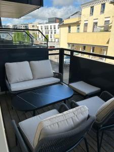 balcón con mesa y sillas en Sentralt leilighet ved kaldnes en Tønsberg