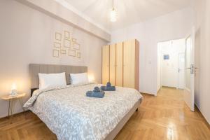 - une chambre avec un grand lit et 2 serviettes dans l'établissement Golden Comfort By Greece Apartments, à Athènes
