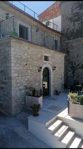 ein Backsteingebäude mit einem Torbogen und einem Balkon in der Unterkunft B&B Celeste - Palazzo D'Addario in Celenza Valfortore