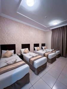 كنوز العمر في مكة المكرمة: غرفة في فندق بثلاث اسرة في غرفة