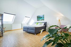 een woonkamer met een bed en een bank bij Kim Fewo 2 in Emmendingen
