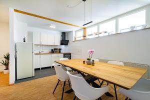 een keuken en eetkamer met een houten tafel en stoelen bij Kim Fewo 2 in Emmendingen
