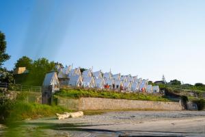 una fila de casas en una colina junto a un río en Kampaoh Ría de Vigo, en Moaña