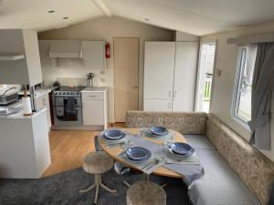 Kuchyň nebo kuchyňský kout v ubytování Whitstable 2 bed Fully Fitted Seaside Caravan